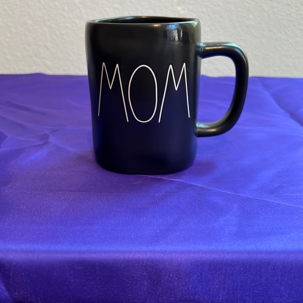 Rae Dunn “MOM”‎ mug